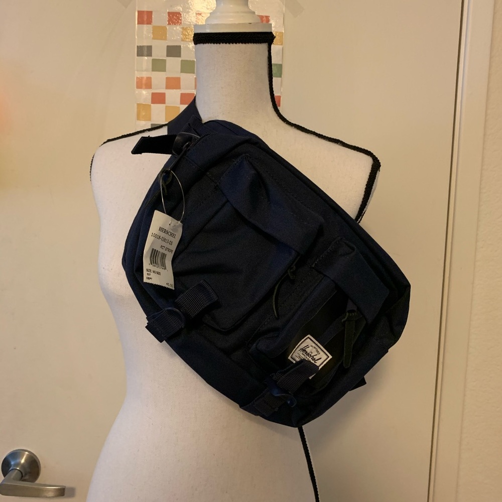 NWT 🥰 HERSCHEL FANNY PACK